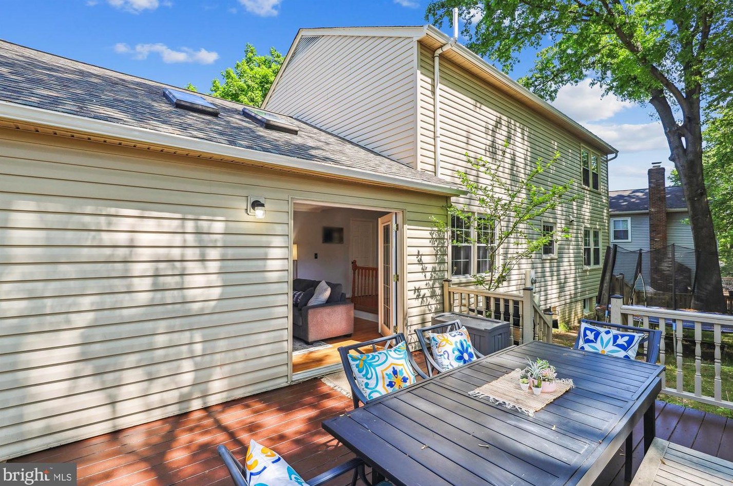 7601 Woodstown Dr, Springfield VA  22153-3532 exterior