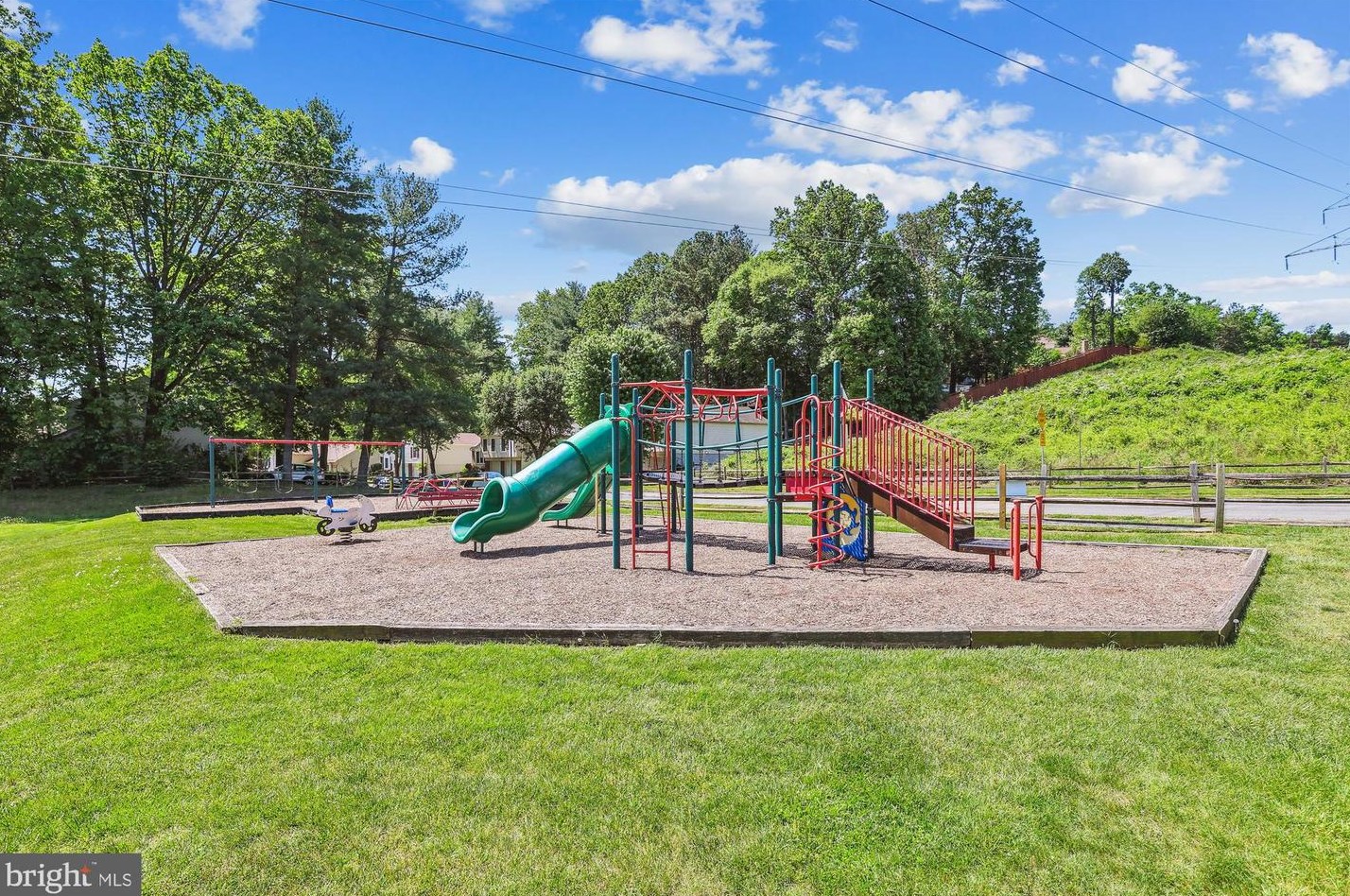 7601 Woodstown Dr, Springfield VA  22153-3532 exterior