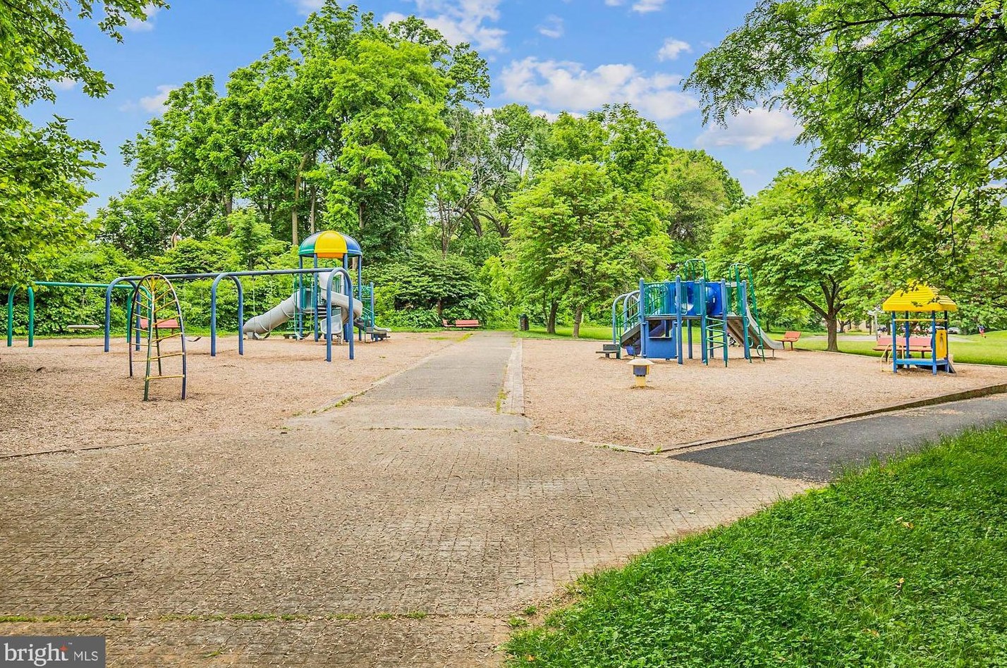 3176 Summit Square Dr, Vienna VA  22124-2877 exterior