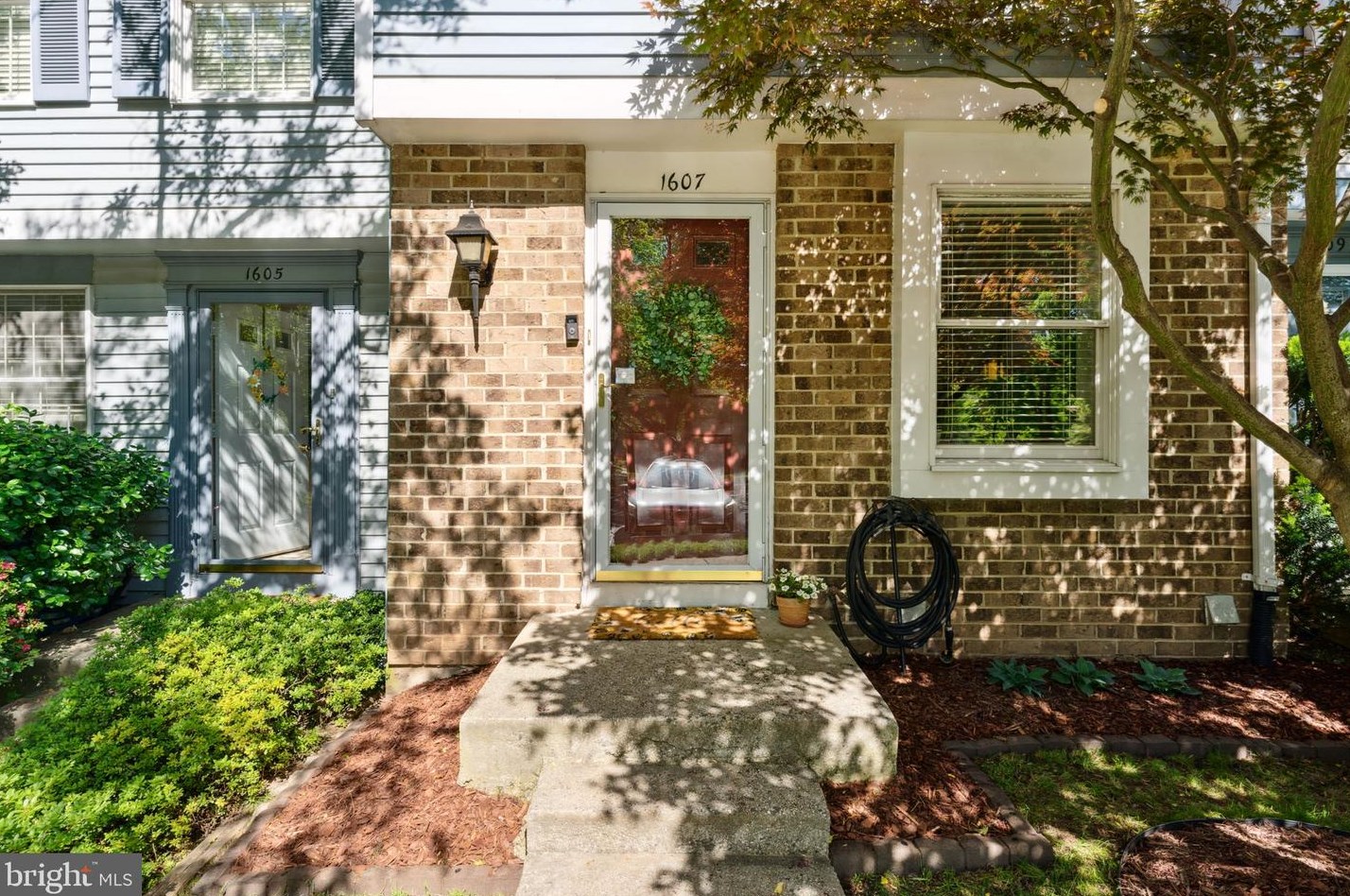 1607 Purple Sage Dr, Herndon, VA 20194