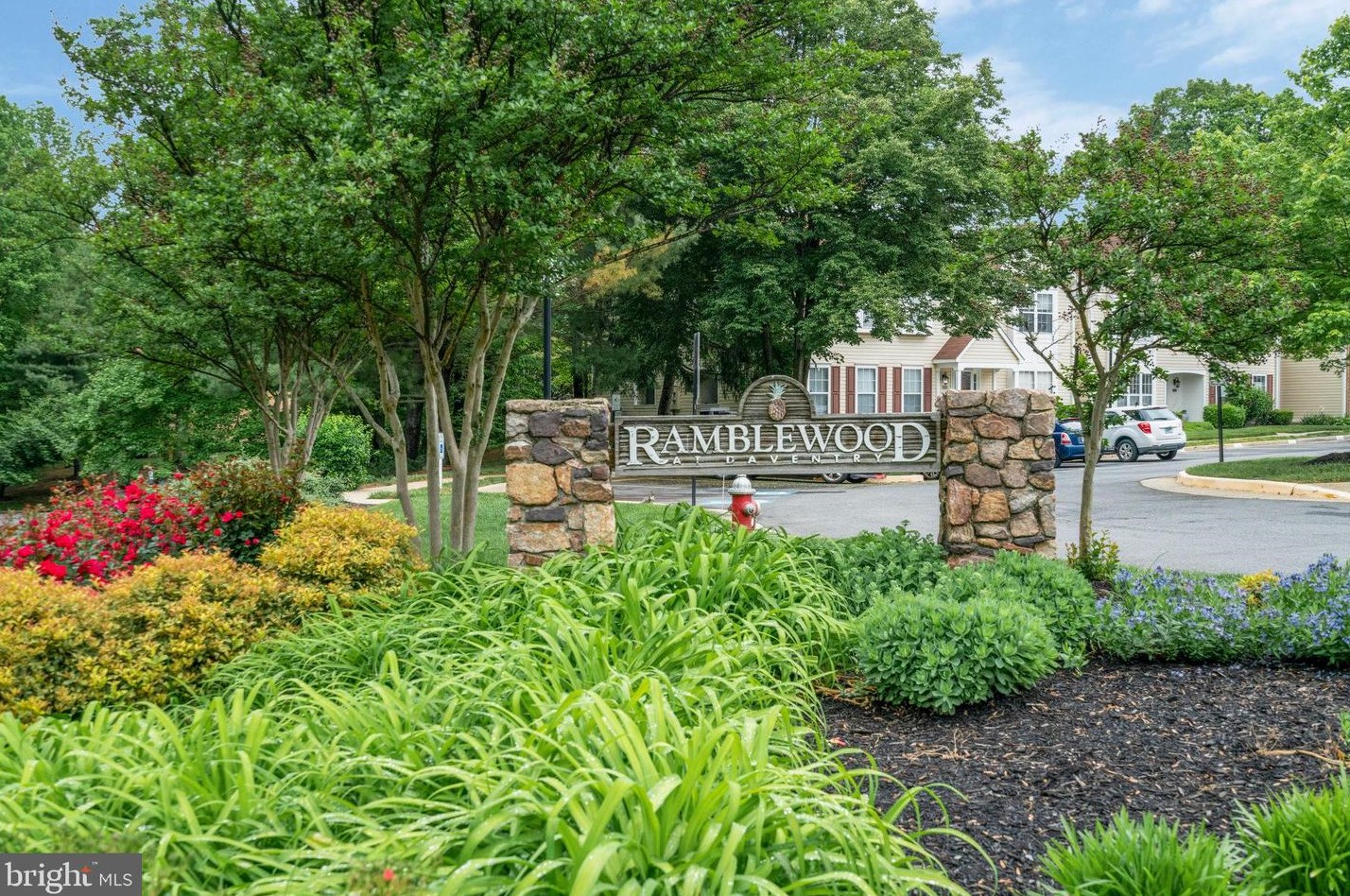 7815 Harrowgate Cir, Springfield VA  22152-3818 exterior