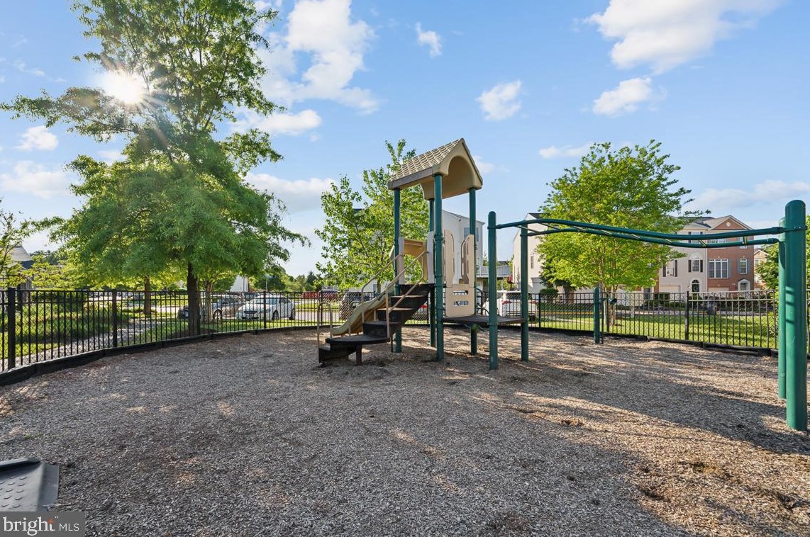 13359 Connor Dr, Centreville VA  20120-3052 exterior