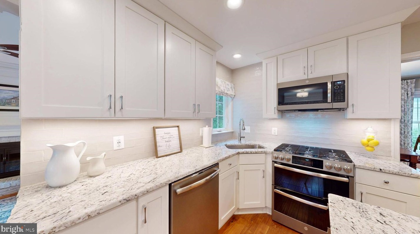 12615 Rock Rdg Rd, Herndon VA 20170-2878 exterior