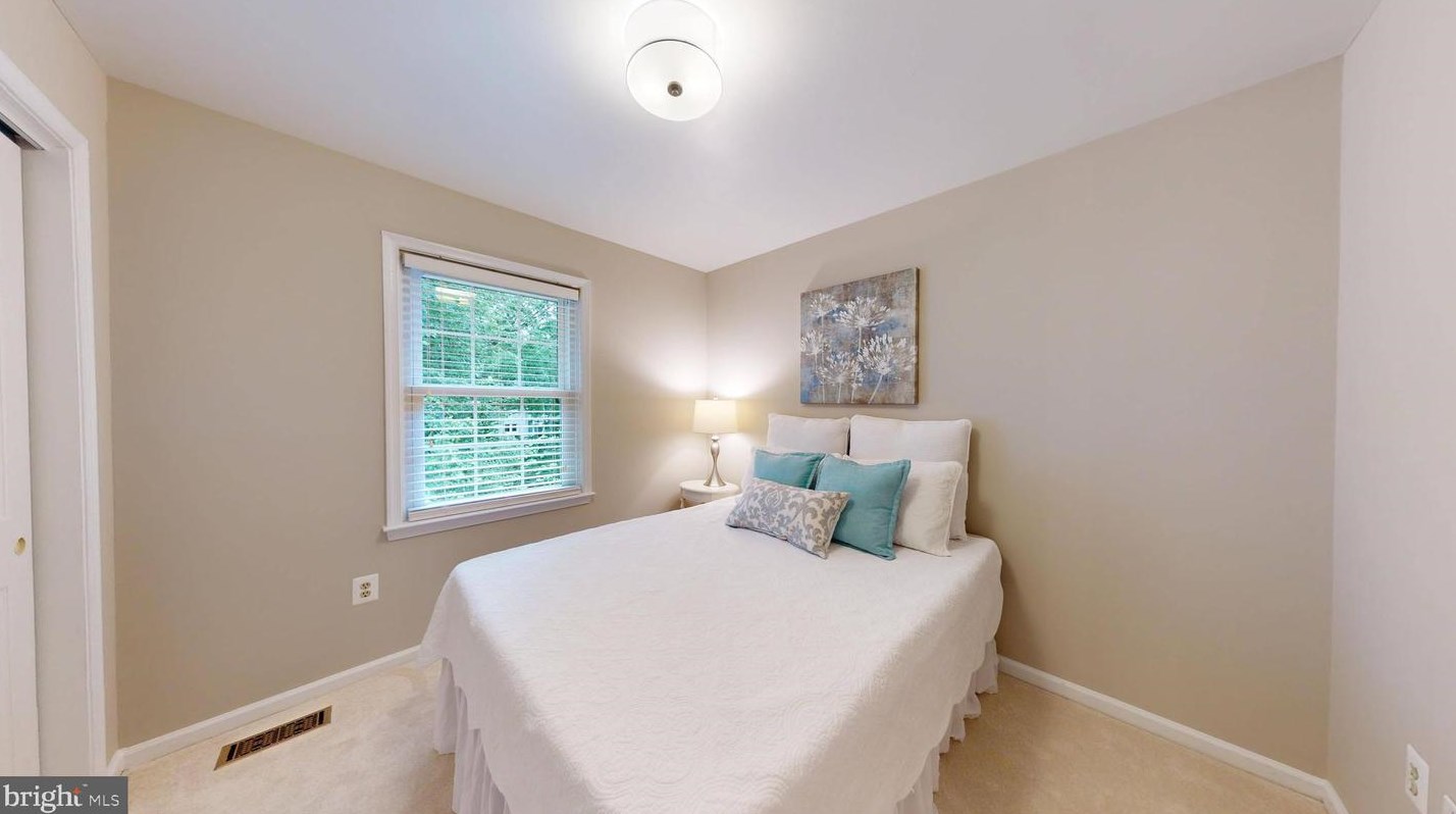 12615 Rock Rdg Rd, Herndon VA 20170-2878 exterior