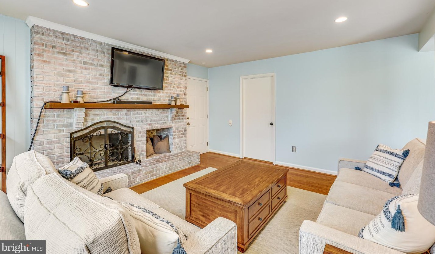 4350 Majestic Ln, Fairfax VA  22033-3502 exterior