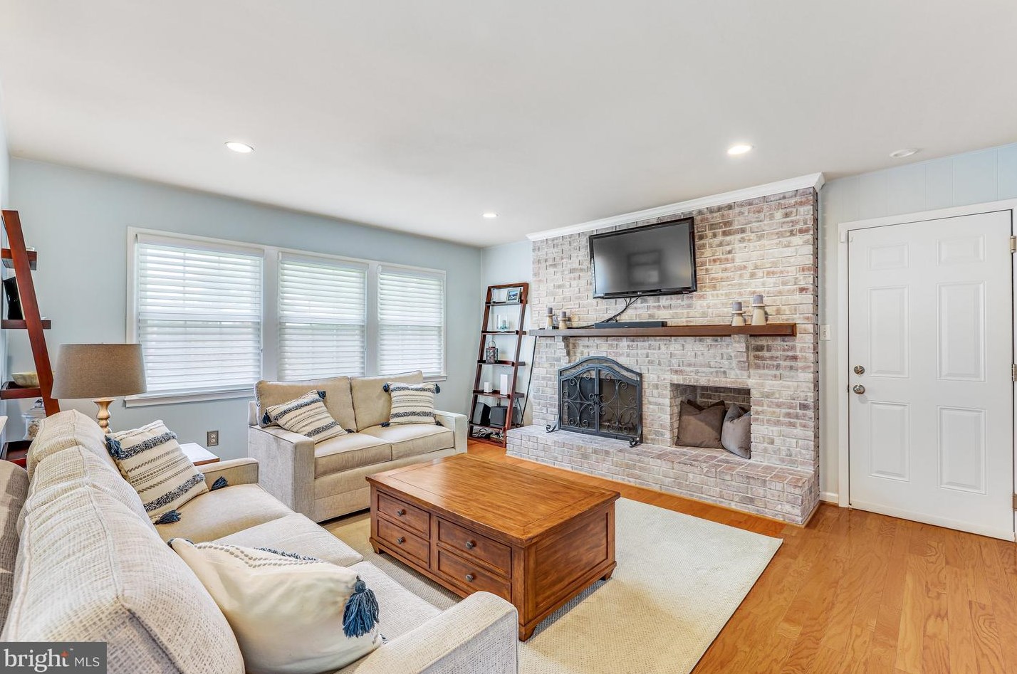 4350 Majestic Ln, Fairfax VA  22033-3502 exterior