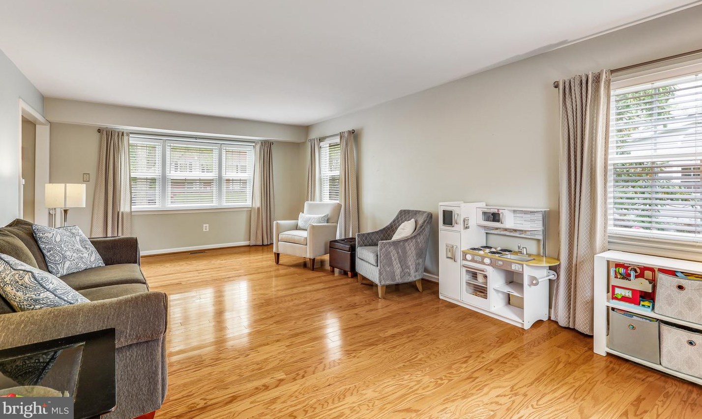 4350 Majestic Ln, Fairfax VA  22033-3502 exterior