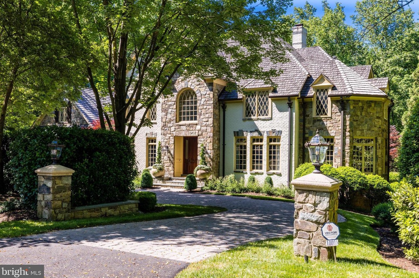 10005 Windy Hollow Rd, Great Falls, VA 22066-3547