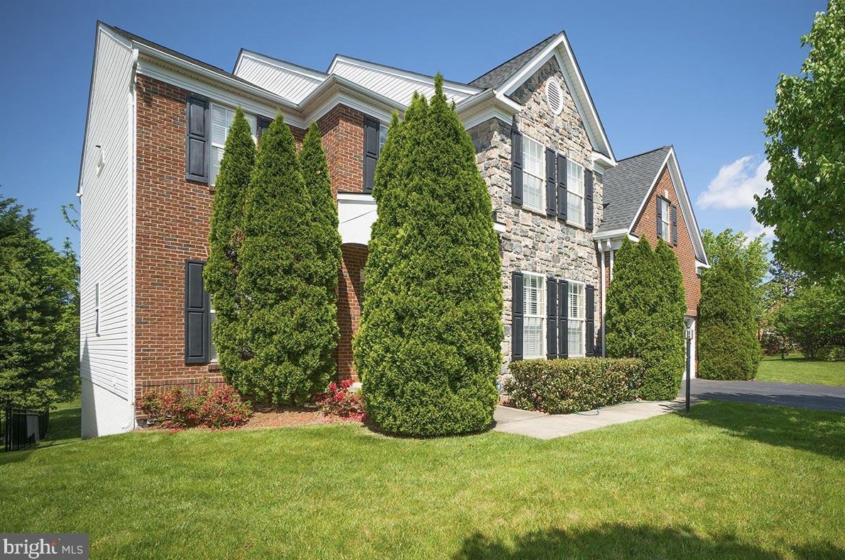 2780 Middleton Farm Ct, Herndon, VA 20171