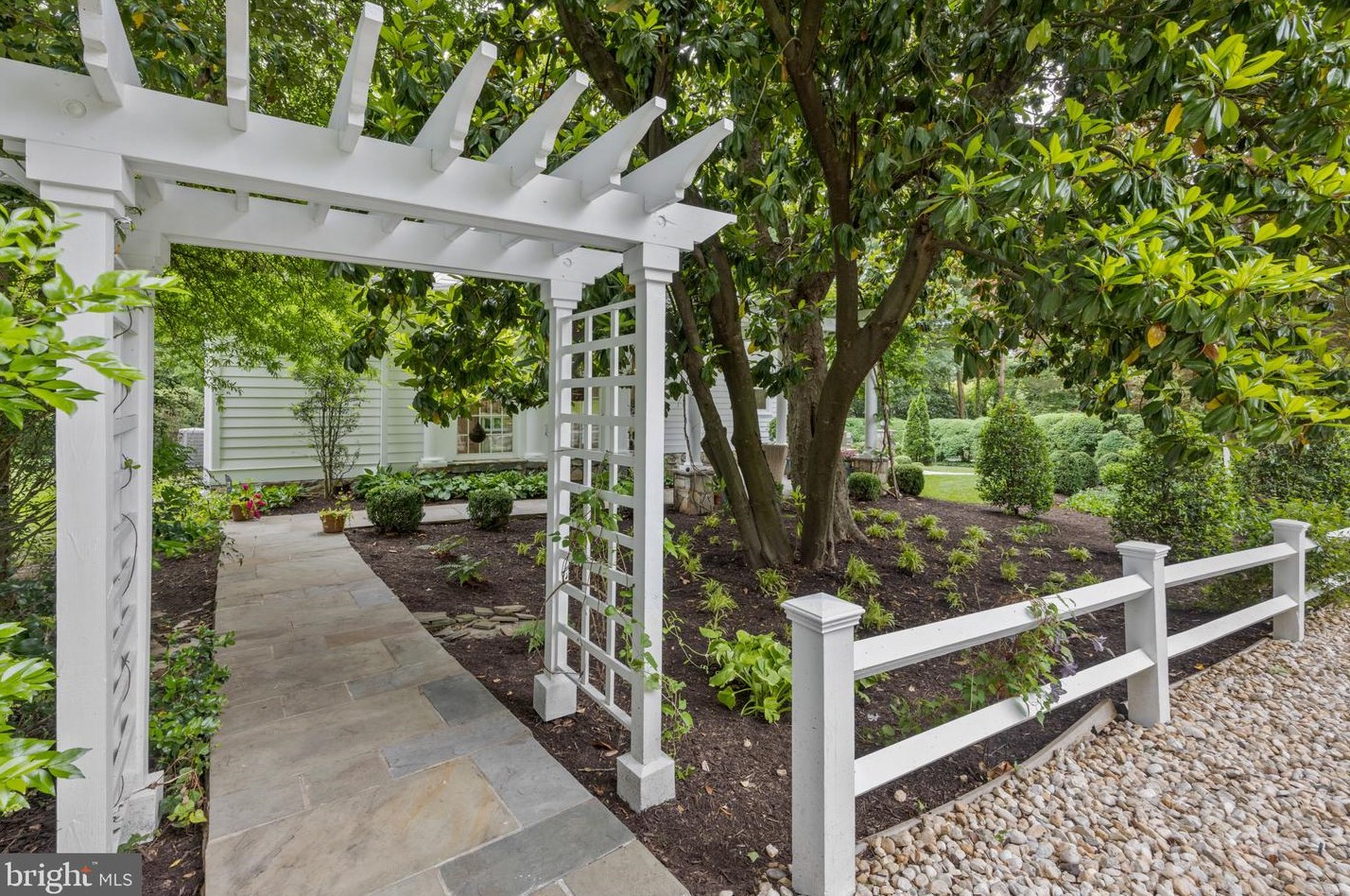 831 Herbert Springs Rd, Alexandria VA 22308-1320 exterior