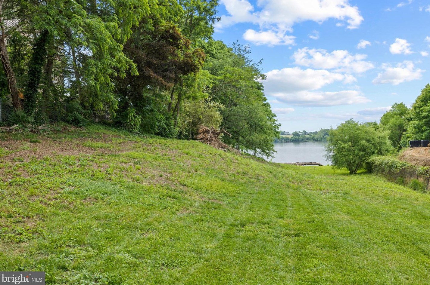 831 Herbert Springs Rd, Alexandria VA 22308-1320 exterior