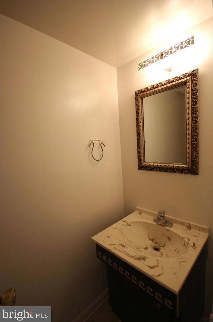 3722 Persimmon Cir, Fairfax, VA 22031