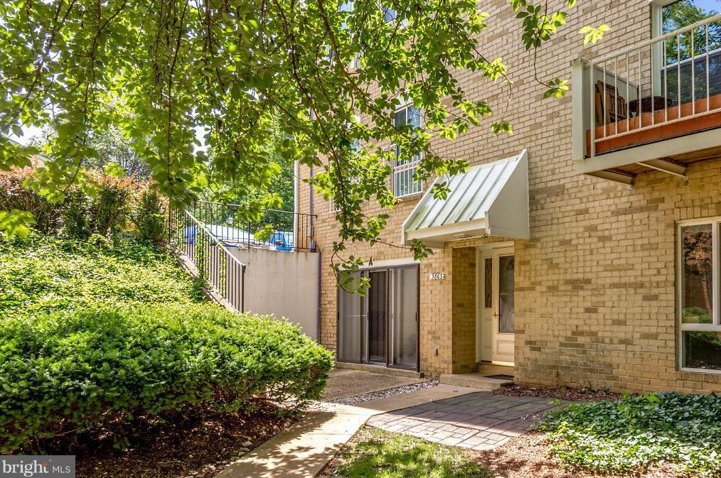 3863 Persimmon Cir, Fairfax, VA 22031