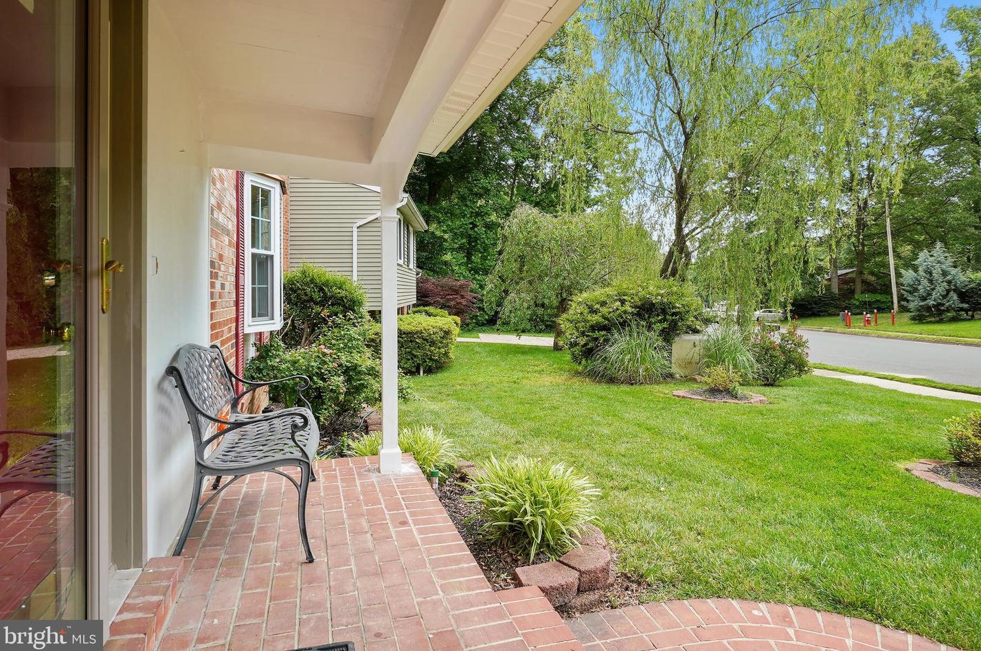 8460 Rainbow Bridge Ln, Springfield, VA 22153