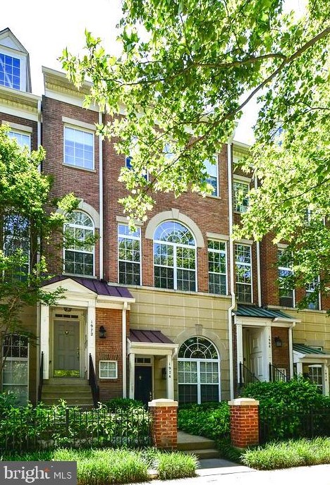 1974 Crescent Park Dr, Herndon, VA 20190-3288