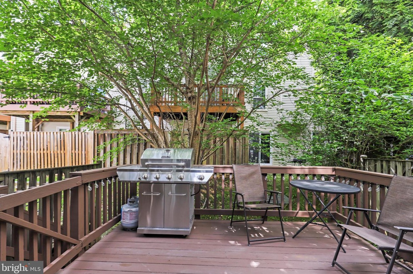12294 Wye Oak Commons Cir, Springfield VA  22015-2838 exterior