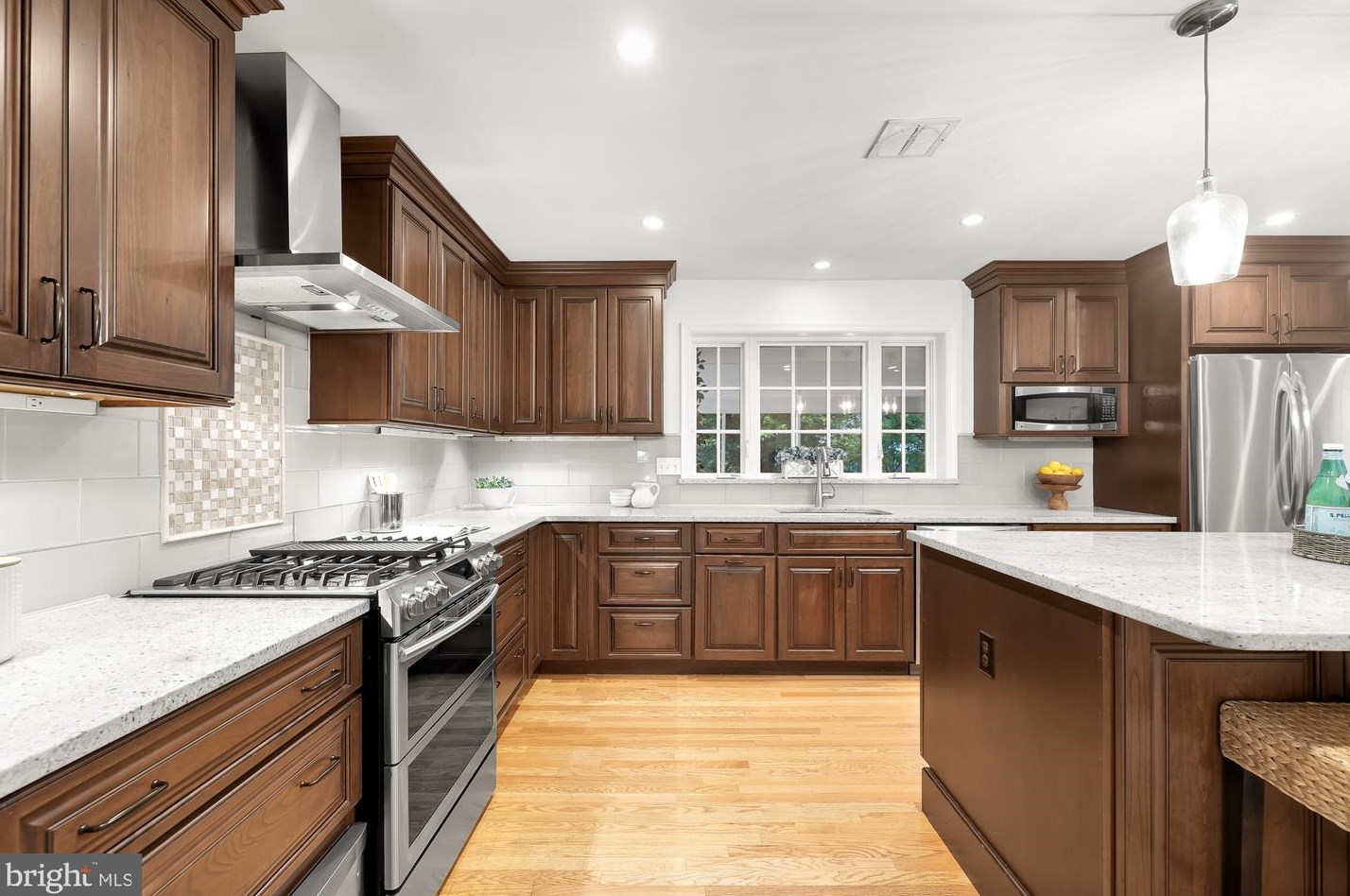1437 Cola Dr, Mc Lean VA  22101-3158 exterior