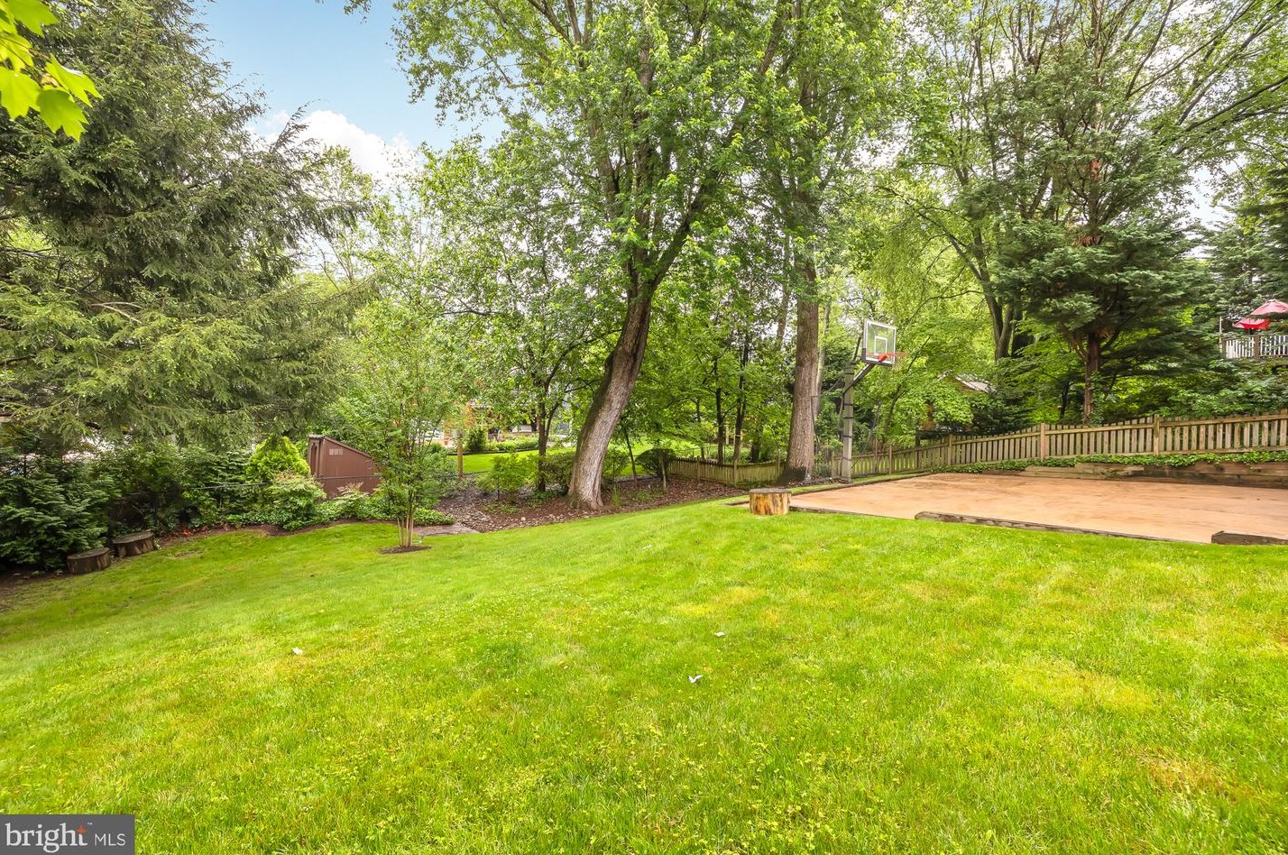 1437 Cola Dr, Mc Lean VA  22101-3158 exterior