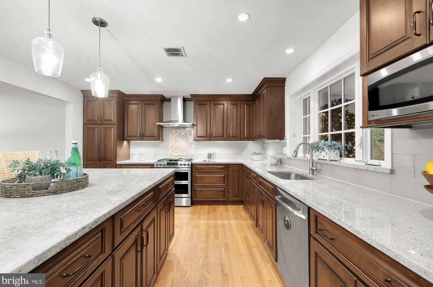 1437 Cola Dr, Mc Lean VA  22101-3158 exterior