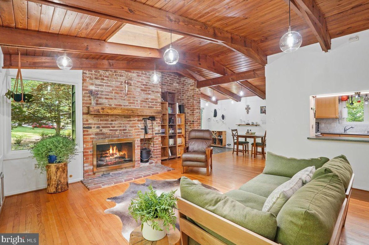 3325 Hartwell Ct, Falls Church, VA 22042-3509