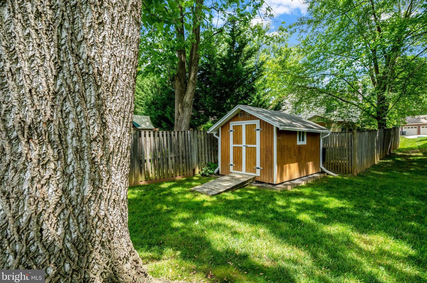 2231 Malraux Dr, Vienna VA  22182-5042 exterior