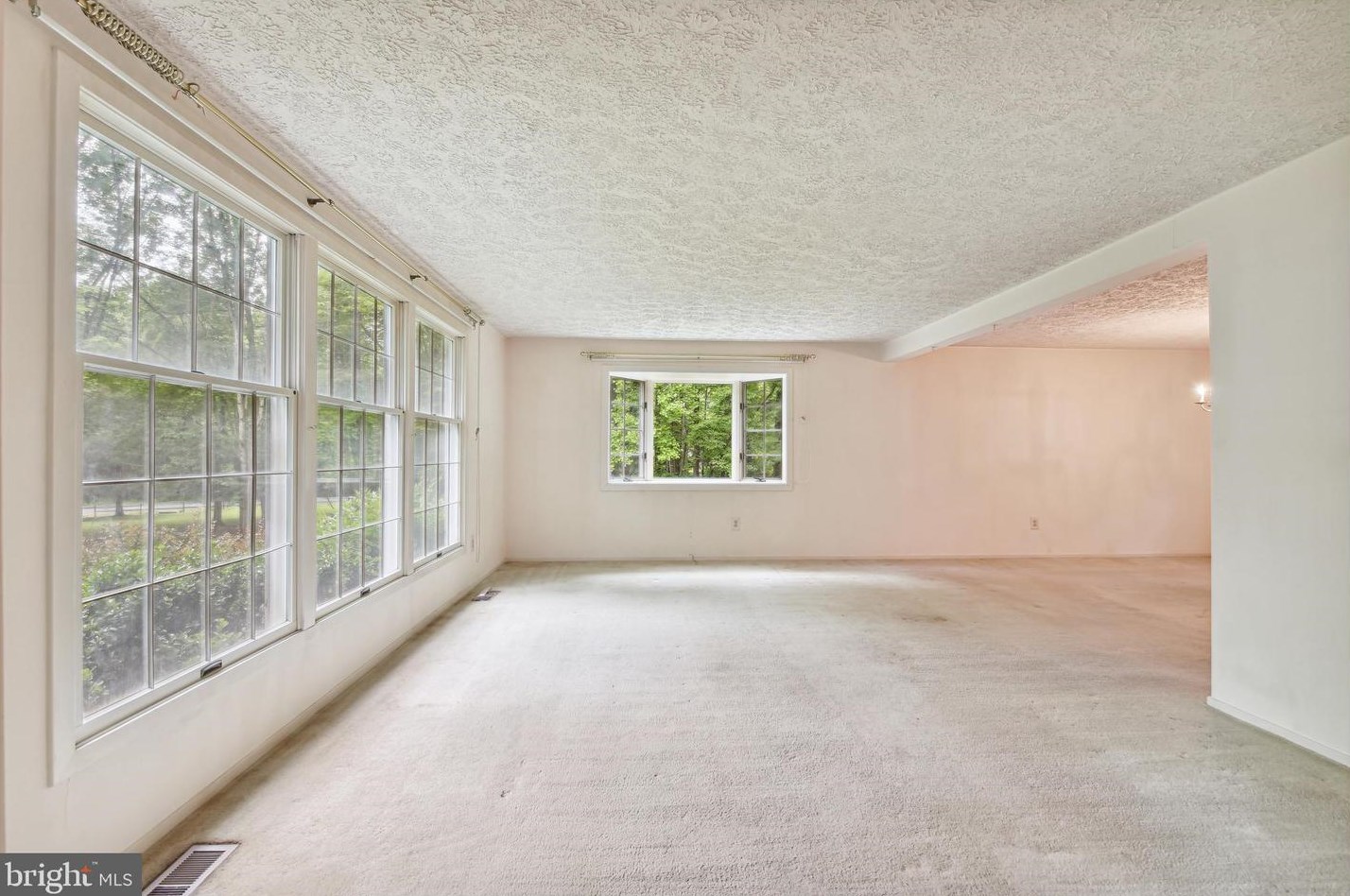 4908 Village Dr, Fairfax, VA 22030