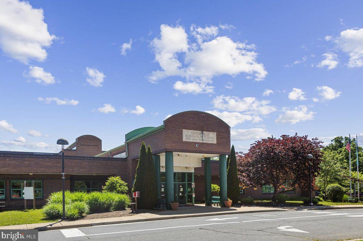 6510 Palisades Dr, Centreville VA  20121-3811 exterior