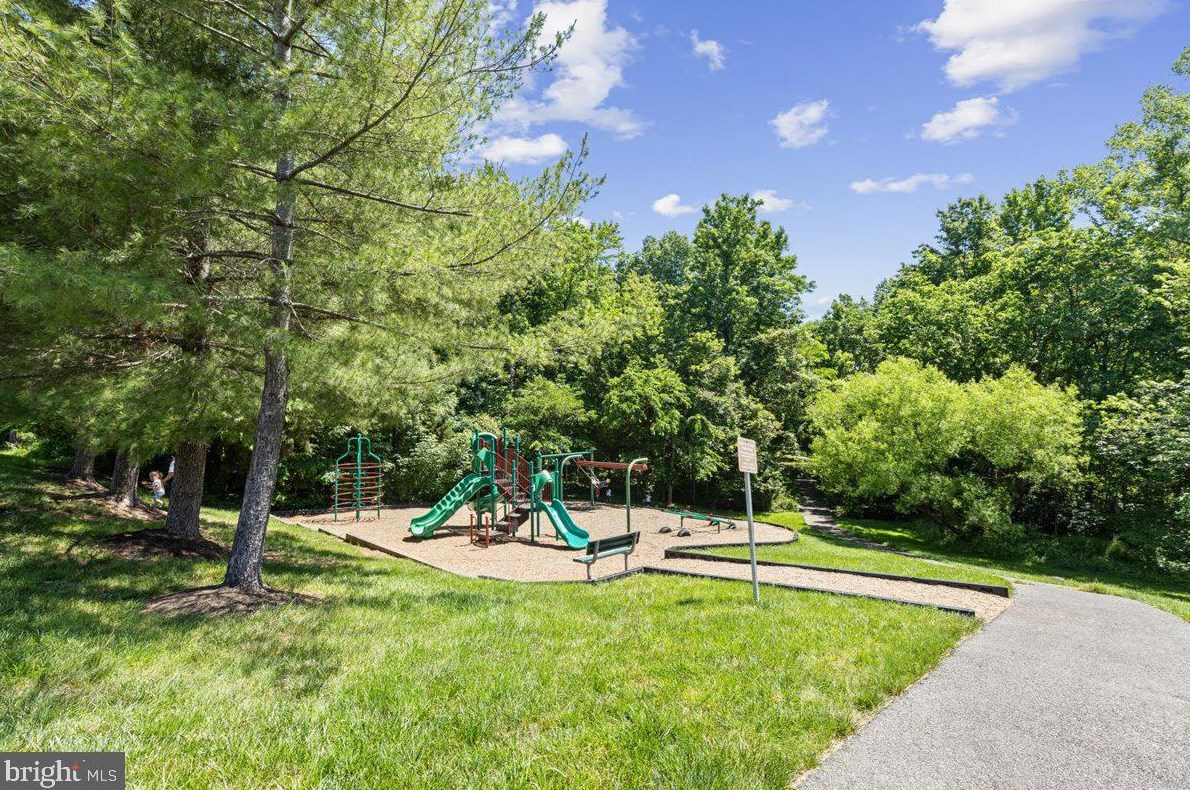 6510 Palisades Dr, Centreville VA  20121-3811 exterior