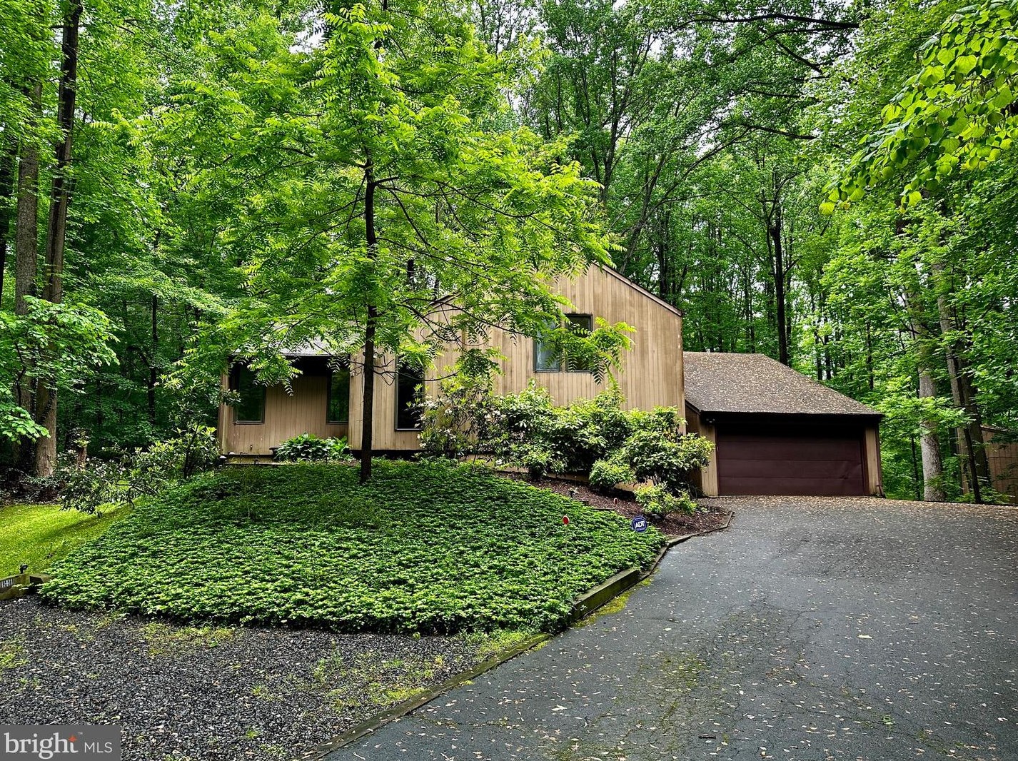 12710 Sabastian Dr, Fairfax, VA 22030-6609