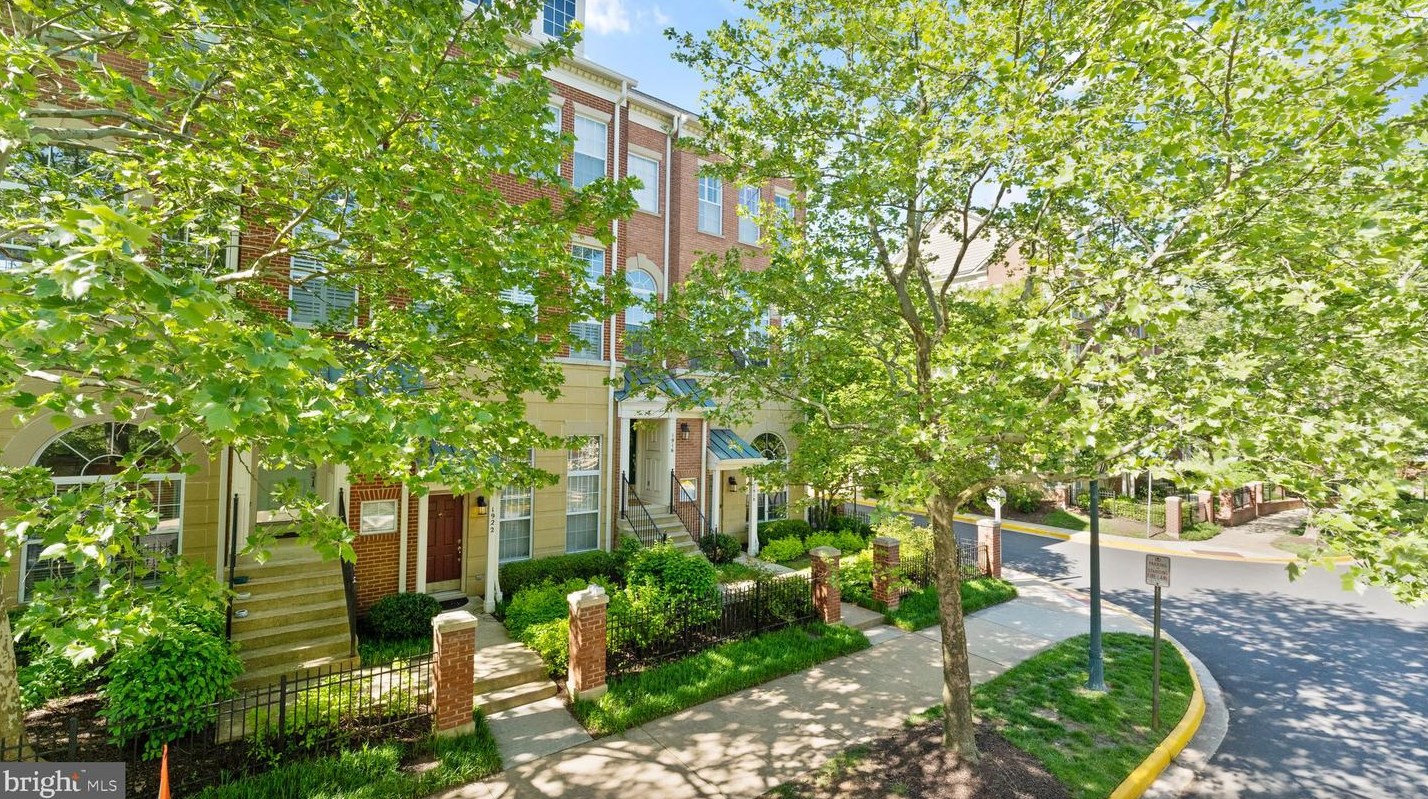 1918 Crescent Park Dr #32a, Herndon, VA 20190
