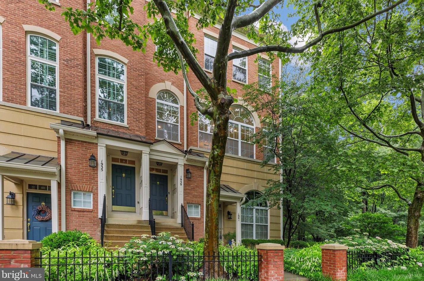 1939 Crescent Park Dr #101b, Herndon, VA 20190