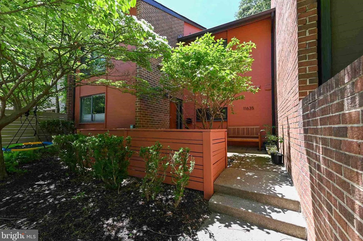 11635 Hunters Green Ct, Herndon, VA 20191