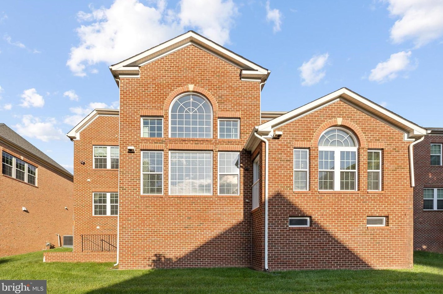 3991 Woodberry Mdw Dr, Fairfax VA  22033-2498 exterior