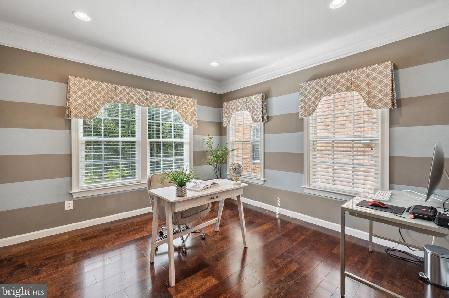 3991 Woodberry Mdw Dr, Fairfax VA  22033-2498 exterior