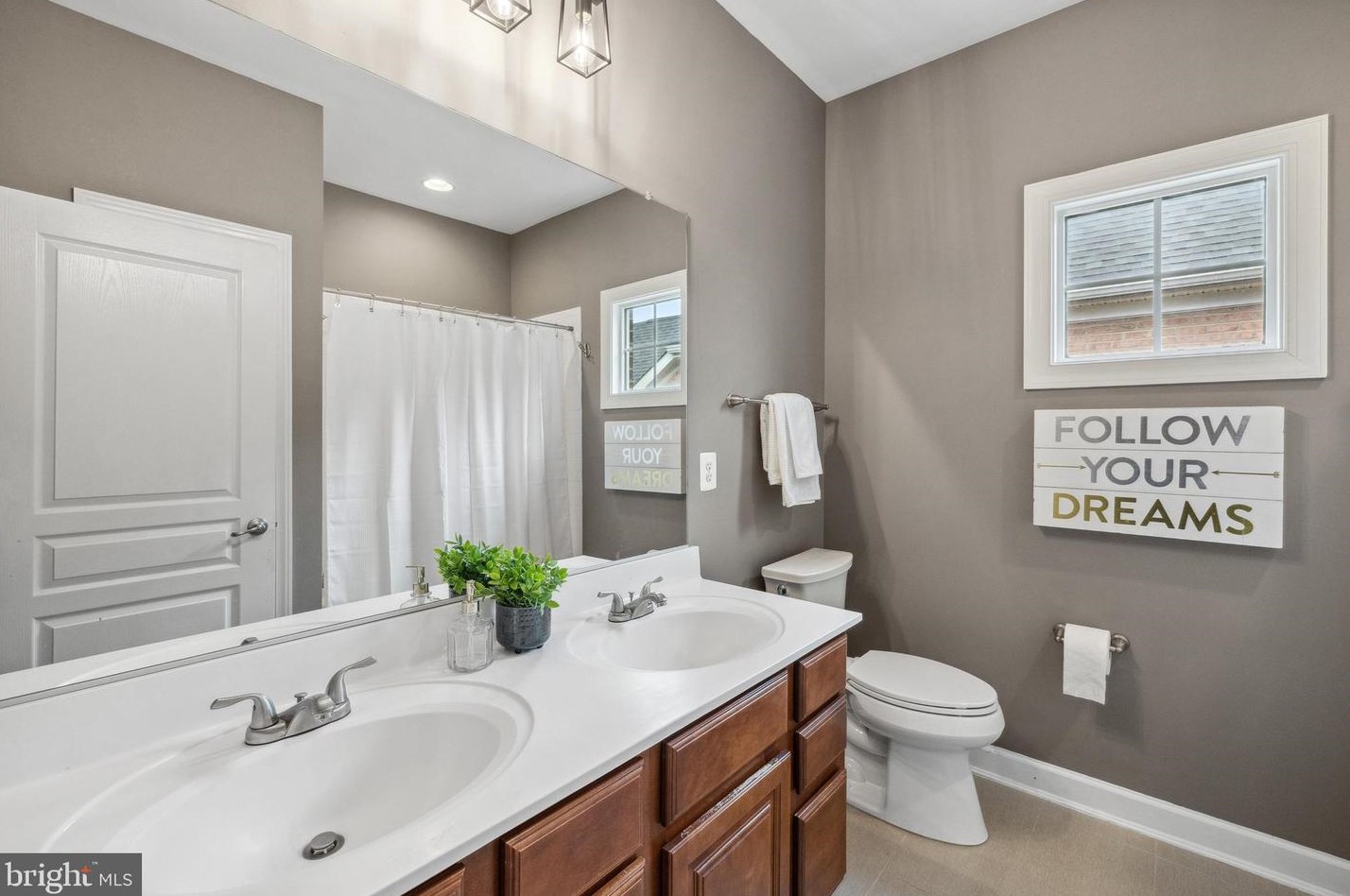 3991 Woodberry Mdw Dr, Fairfax VA  22033-2498 exterior