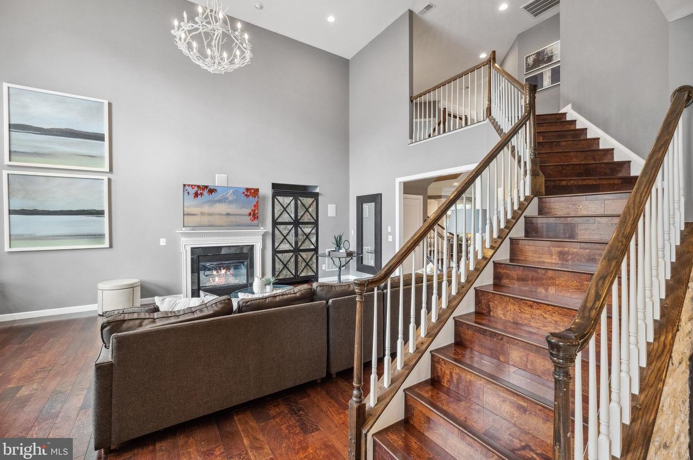 3991 Woodberry Mdw Dr, Fairfax VA  22033-2498 exterior