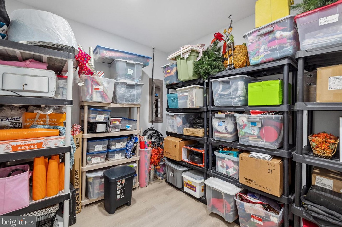 3991 Woodberry Mdw Dr, Fairfax VA  22033-2498 exterior