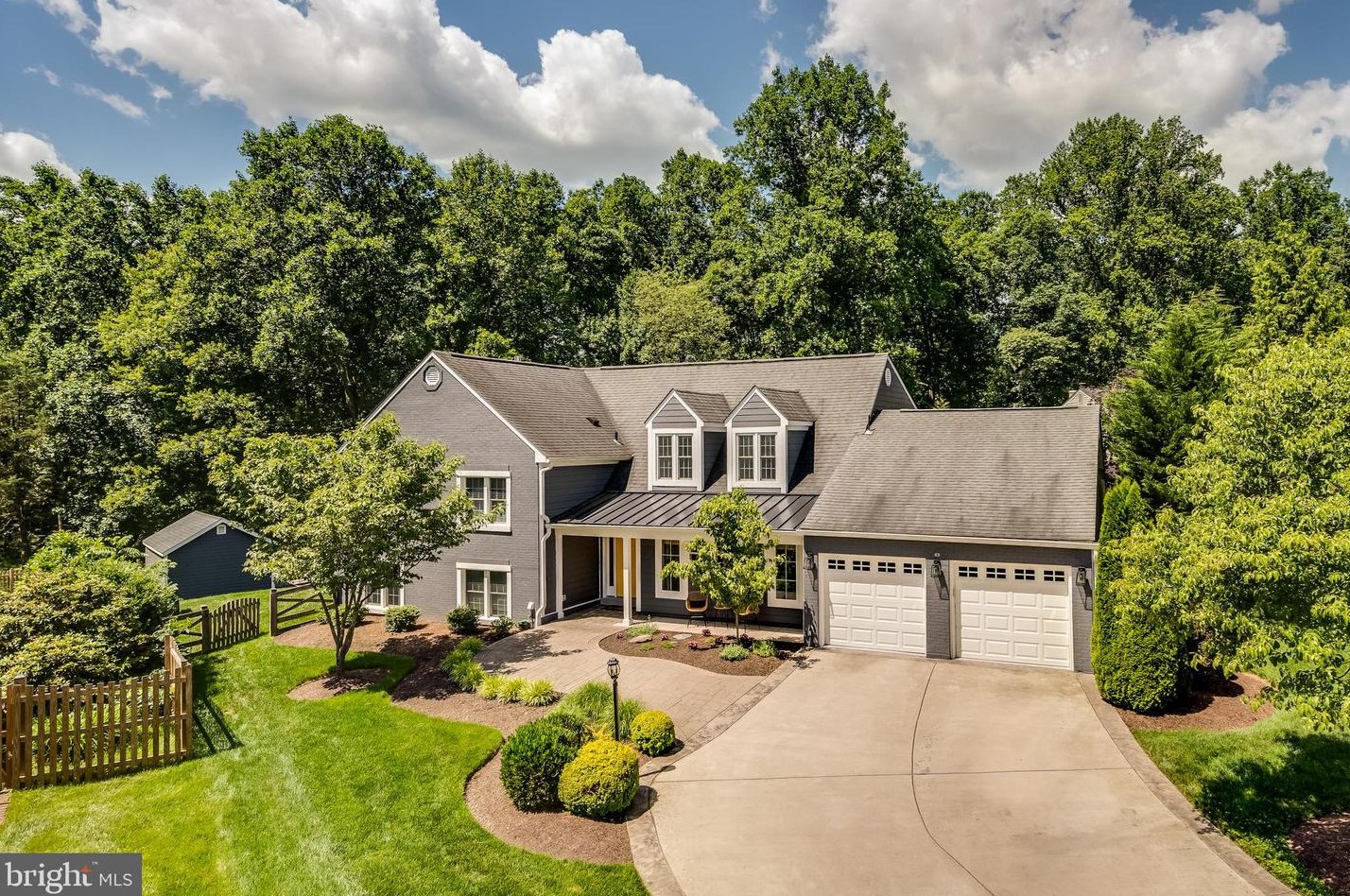 9803 Fosbak Dr, Vienna, VA 22182-1943