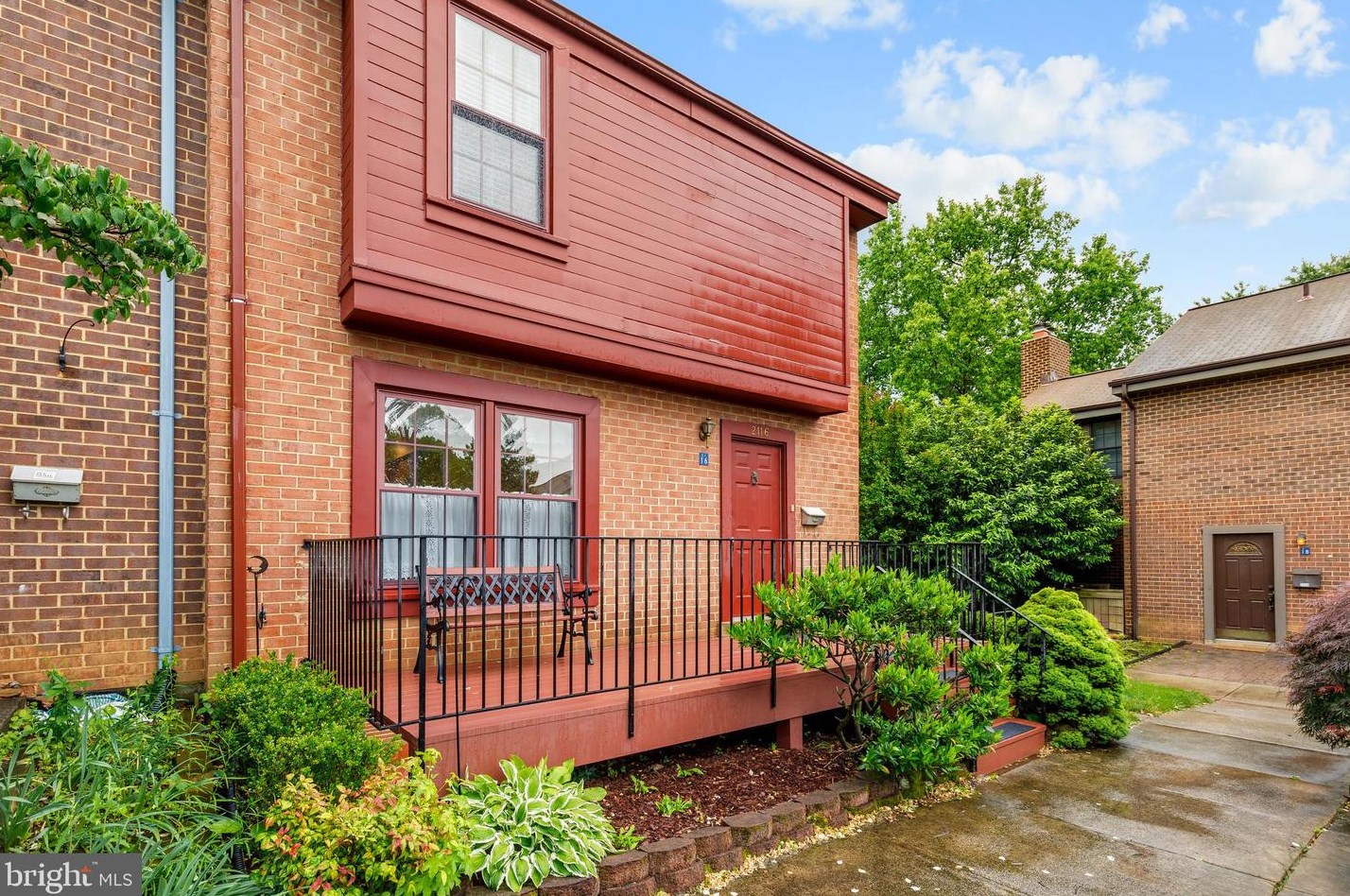 2116 Golf Course Dr, Herndon, VA 20191-3824