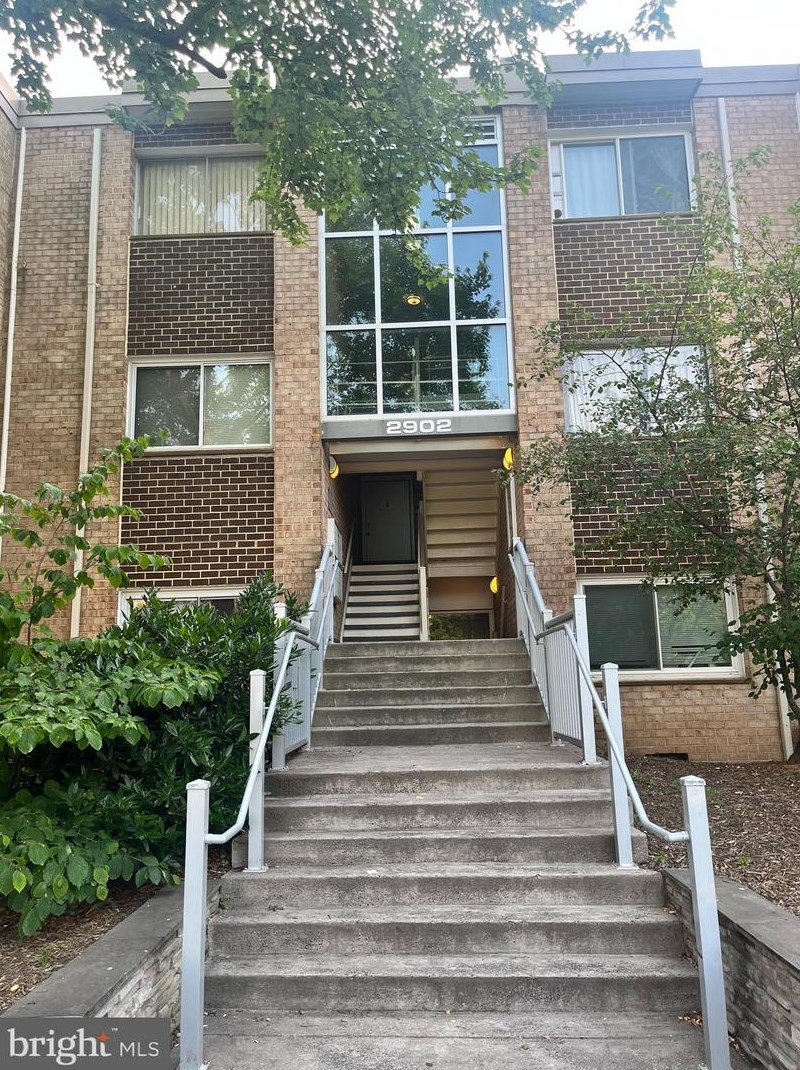 2902 Kings Chapel Rd, Falls Church, VA 22042-1141