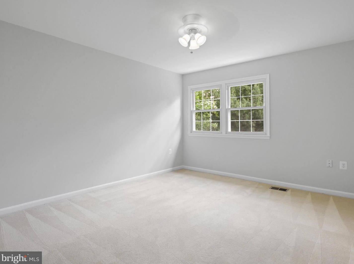 1129 Moorefield Hill Ct, Vienna VA  22180-6246 exterior