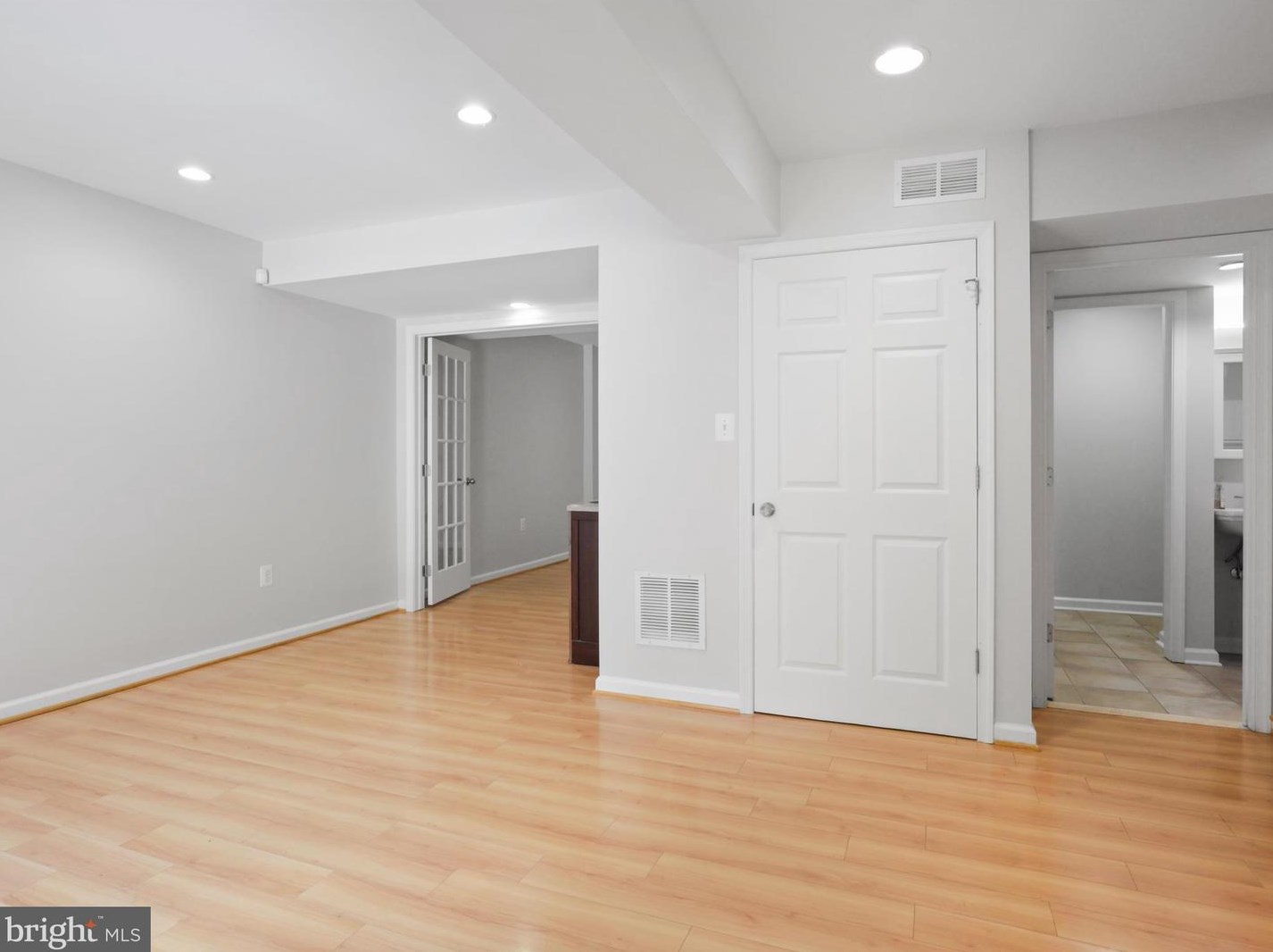 1129 Moorefield Hill Ct, Vienna VA  22180-6246 exterior