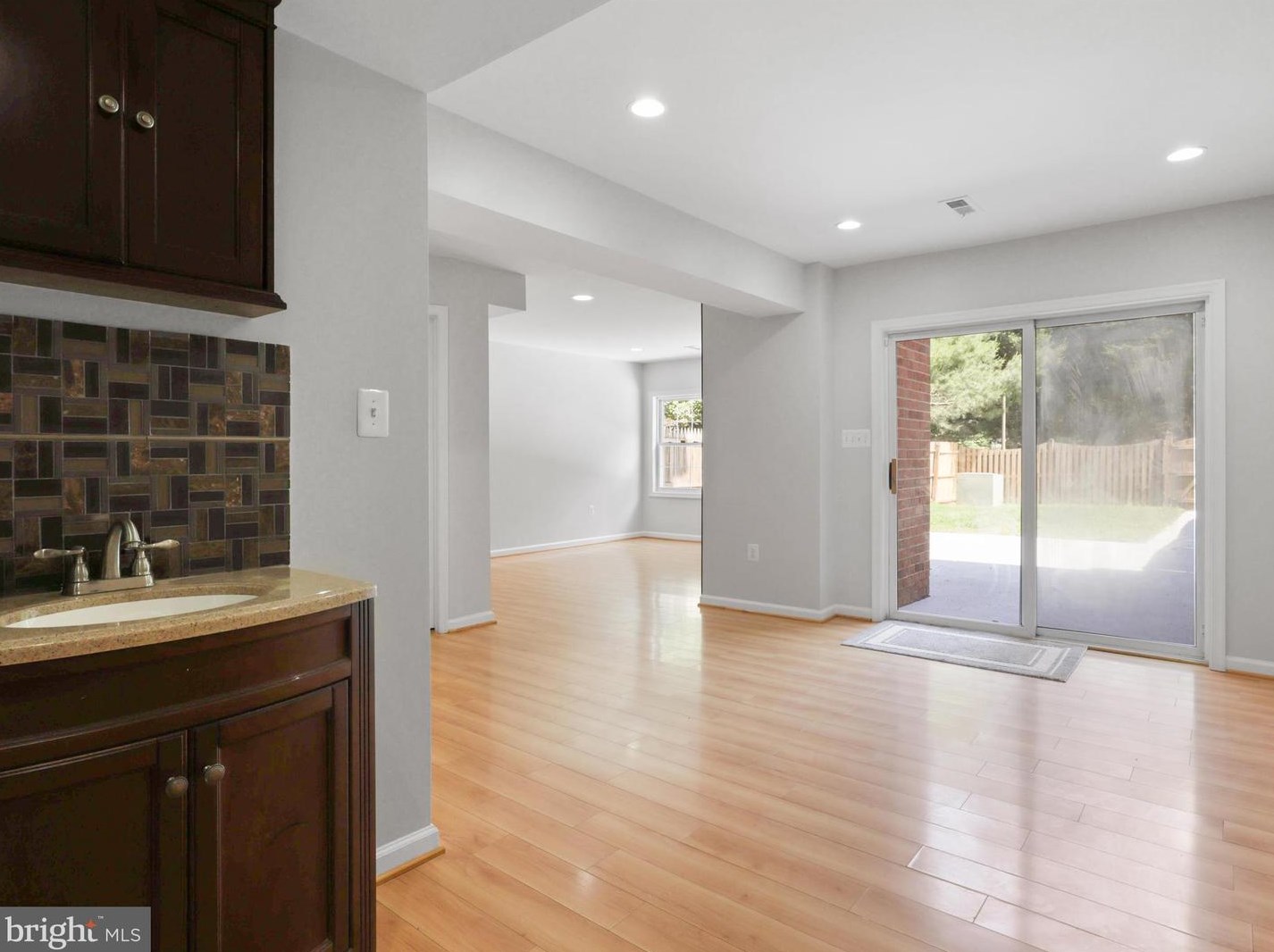 1129 Moorefield Hill Ct, Vienna VA  22180-6246 exterior
