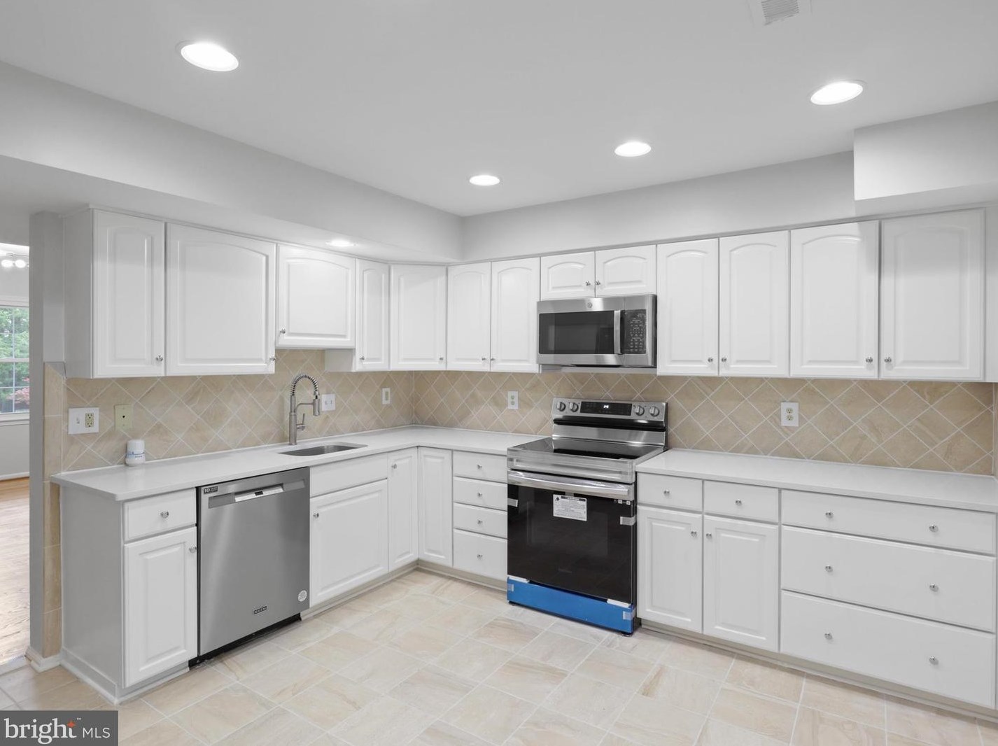 1129 Moorefield Hill Ct, Vienna VA  22180-6246 exterior