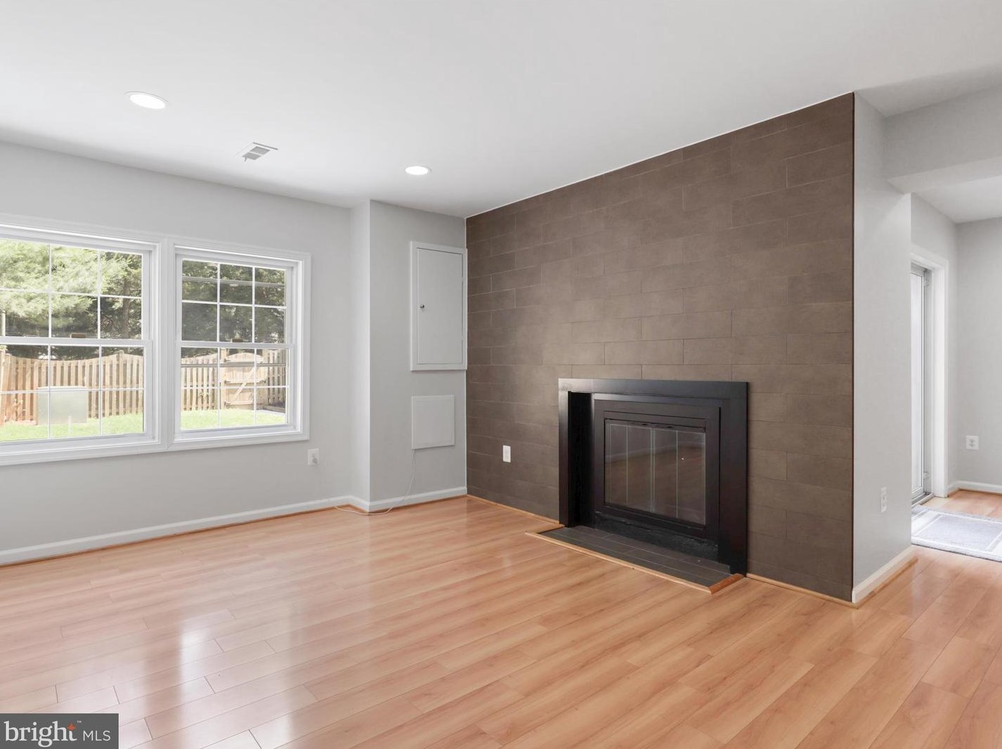 1129 Moorefield Hill Ct, Vienna VA  22180-6246 exterior