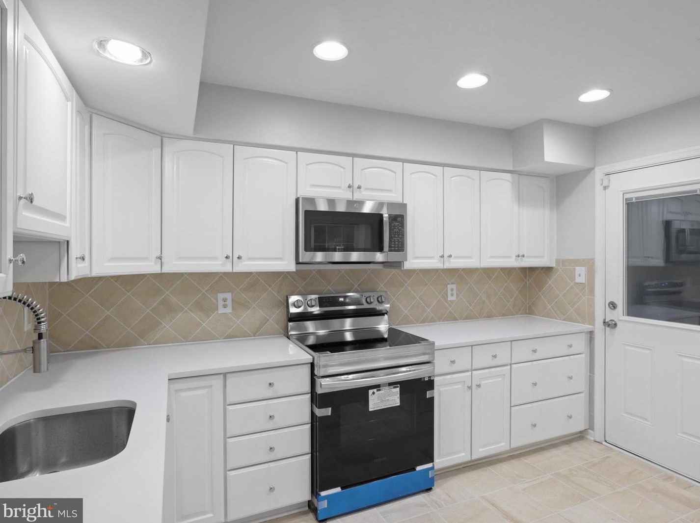 1129 Moorefield Hill Ct, Vienna VA  22180-6246 exterior