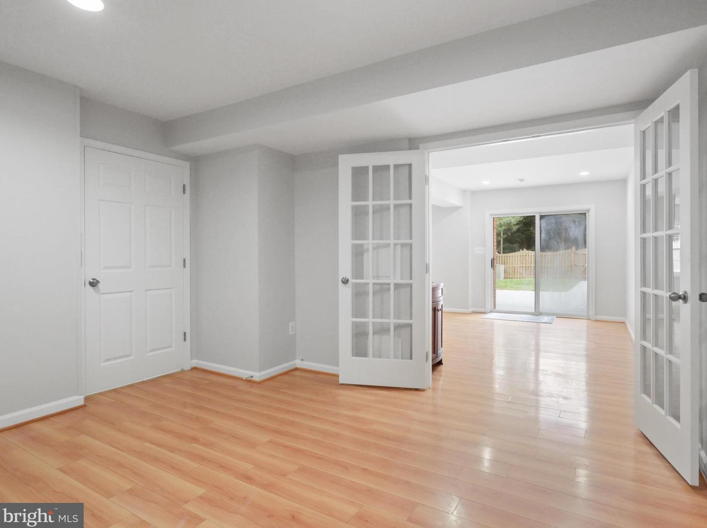 1129 Moorefield Hill Ct, Vienna VA  22180-6246 exterior
