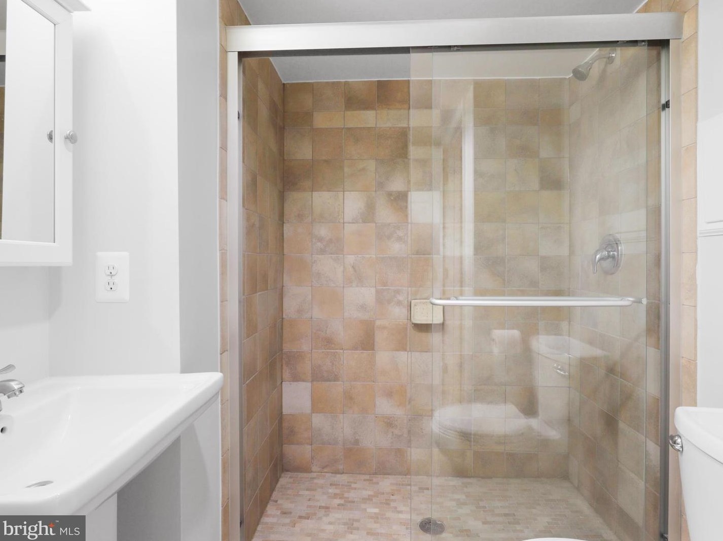 1129 Moorefield Hill Ct, Vienna VA  22180-6246 exterior