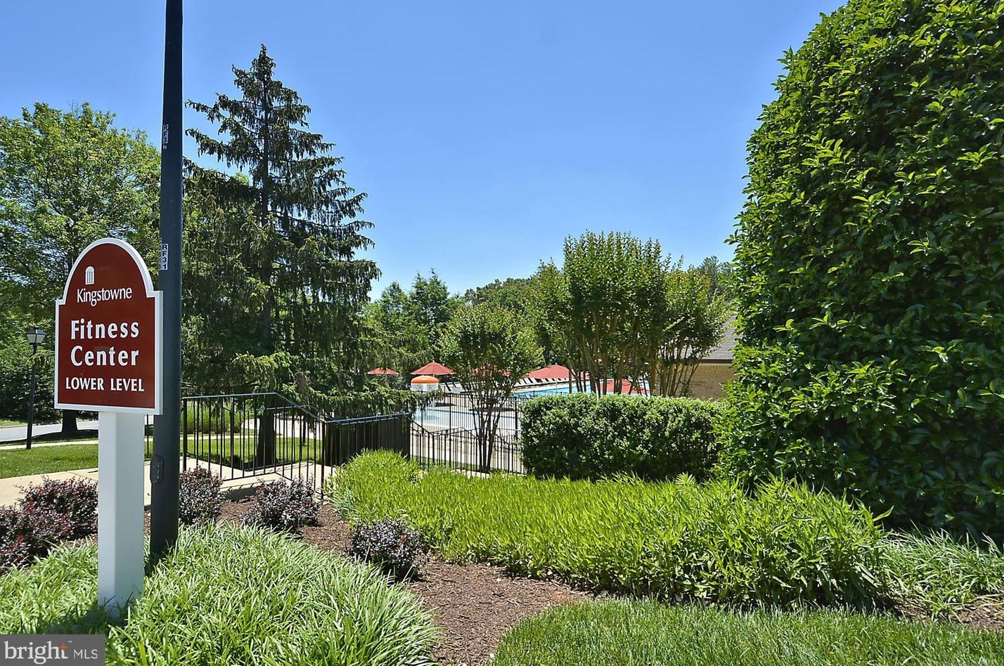 7037 Ashleigh Mnr Ct, Alexandria VA 22315-4757 exterior