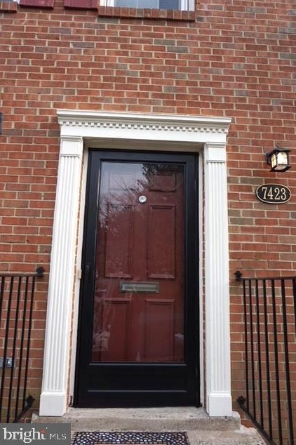 7423 Chummley Ct, Falls Church, VA 22043-2938